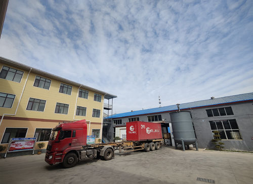 dernières nouvelles de l'entreprise concernant Flexitank est un sac hermétique/vessie scellés, pliants et flexibles qui est bourrée dans un 20' conteneur de DV, et se fonde sur un 20' les murs et le plancher de conteneur de sec-fourgon, pour contenir le sac liquide en vrac de cargaison. La taille/volume des flexitank peut s'étendre entre 16,000-24,000 litres.